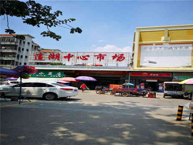 三面飘窗农业银行,建设银行,工商银行50米,沃尔玛步行3分钟,亨达百货